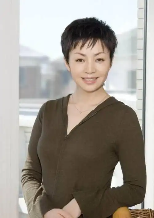 宋丹丹真57岁?穿贴身运动装低调现身,看身材像是20岁