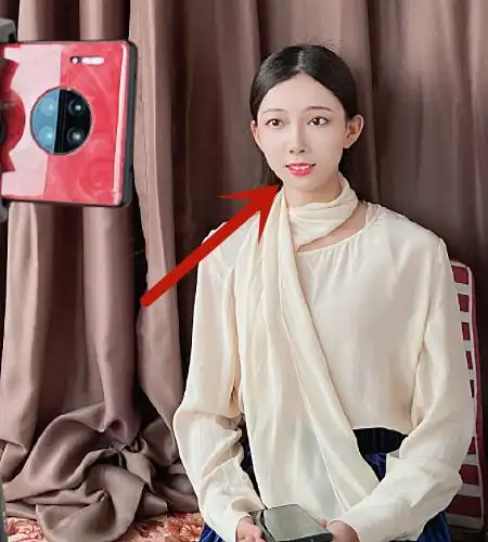 难怪皮卡晨总是抿嘴笑,当她对着镜头露出牙齿后,网