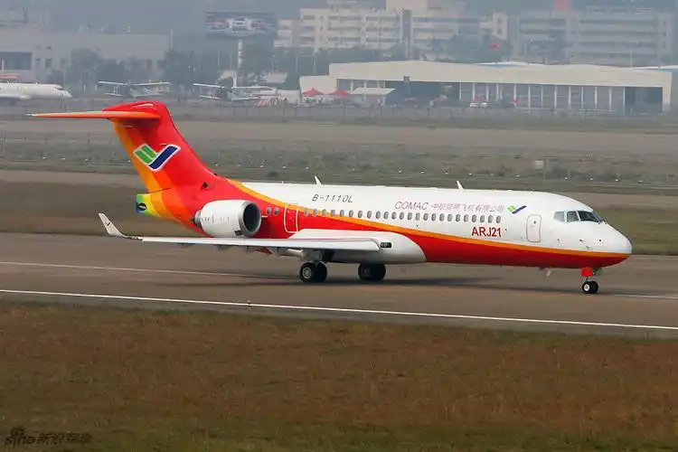 珠海航展首日国产arj21客机短距离起飞表演