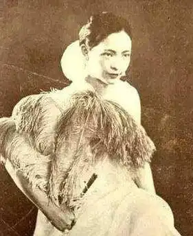 一交际花,穿衣前卫,提名贵手袋,差点成为宋子文妻子_唐瑛_成为了_上海