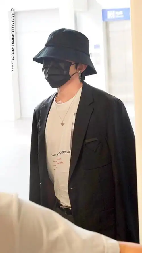 蔡徐坤机场造型分享,渔夫帽搭配黑西装帅气十足