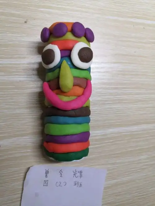 罗城中心小学校本部四年级美术作品展《有趣的装饰柱》