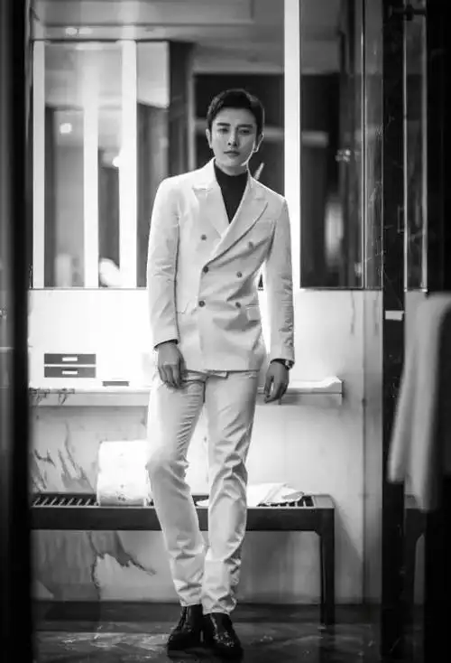 原创贾乃亮机场风简约清爽长t搭配黑色长裤俘获千万迷妹心