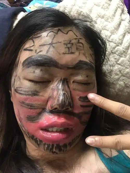 老婆烂醉回家睡死恶搞画脸惩罚po警世文,妻子真面目被起底后网友惊呼