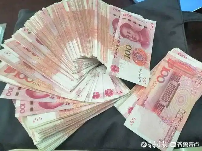 情报站|点赞!济南一乘客捡到五万元现金,交给公交司机及时归还