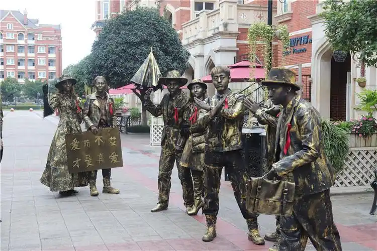 有创意!四川一高校学子扮"铜人"用行为艺术宣传"防艾"