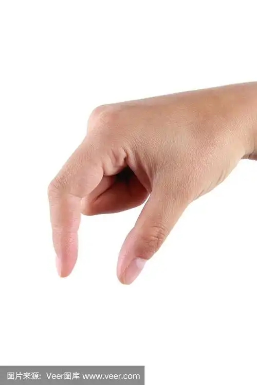 女性手握着东西