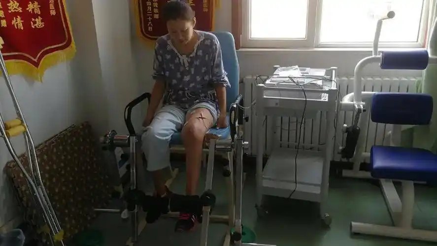 康复园地髌骨骨折术后疼痛且活动受限经系统康复训练效果显著