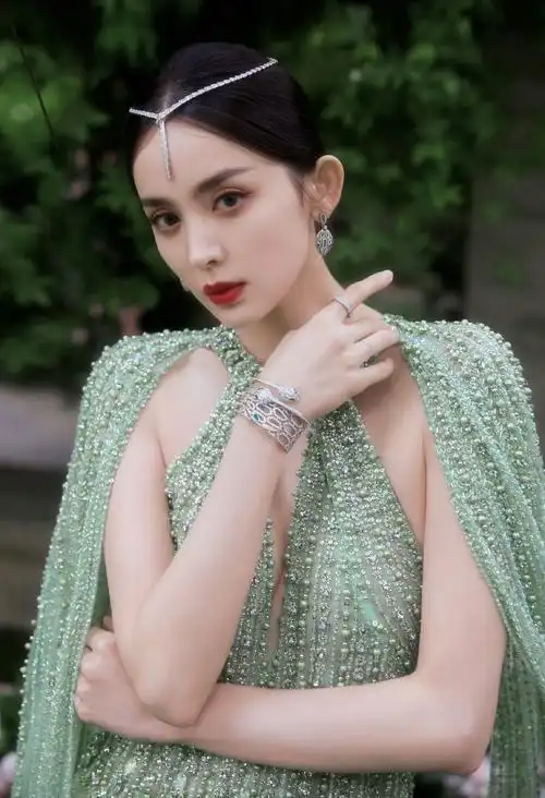 演艺圈中新疆籍的女明星都风姿卓越,古力娜扎凭借其独特的气质和魅力