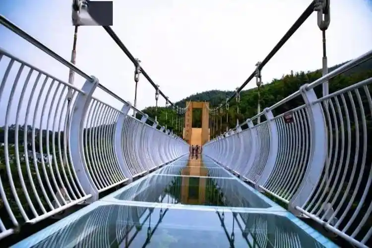 截止至2022年8月31日前,南昌文旅一卡通会员在梅岭月亮湾玻璃栈道景区