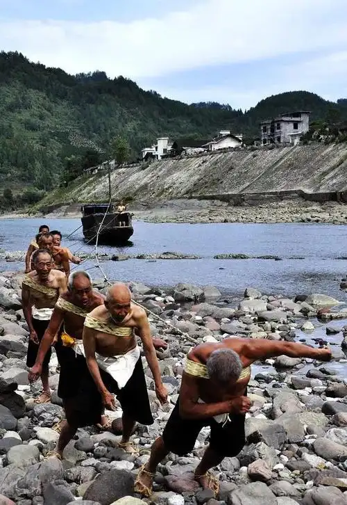 身上若无千斤担,谁拿身体换明天——纤夫的悲惨生活