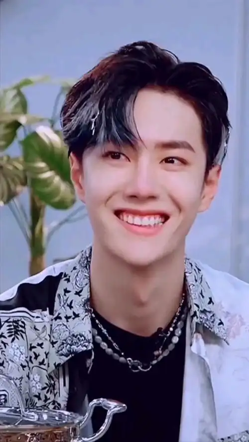 想王一博了吗?笑起来嘴巴像爱心的那个男孩