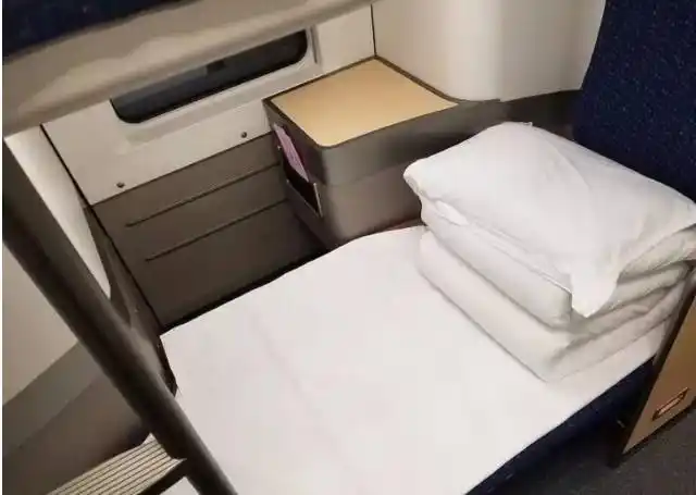 新型动卧车厢内的场景——就是一个"大通铺".