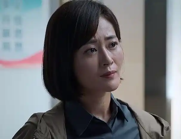 《庭外》:四位中年女演员同台有多牛?夏雨和罗晋都只能避其锋芒