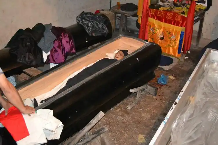 西北丧葬习俗:亡人入殓,棺材中还要放入这些东西