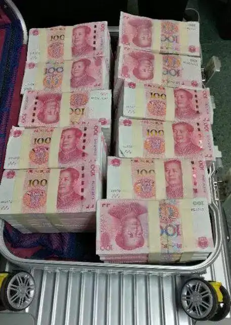 老师把最坏的学生赶出校门多年后坏学生却拿着一箱钱跪老师面前