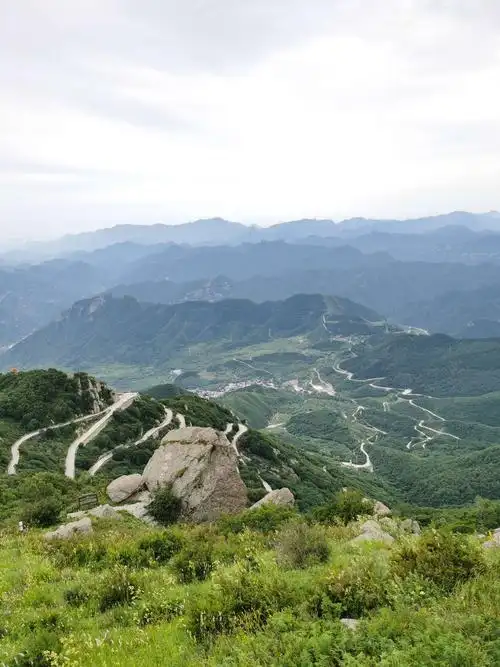 写美篇房山百花山景区以自然风光为主,树木茂密山峦叠嶂,风景开阔秀美