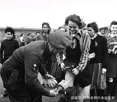 二战老照片:被犹太人尸体惊呆的德国妇女,进行消毒的犹太妇女