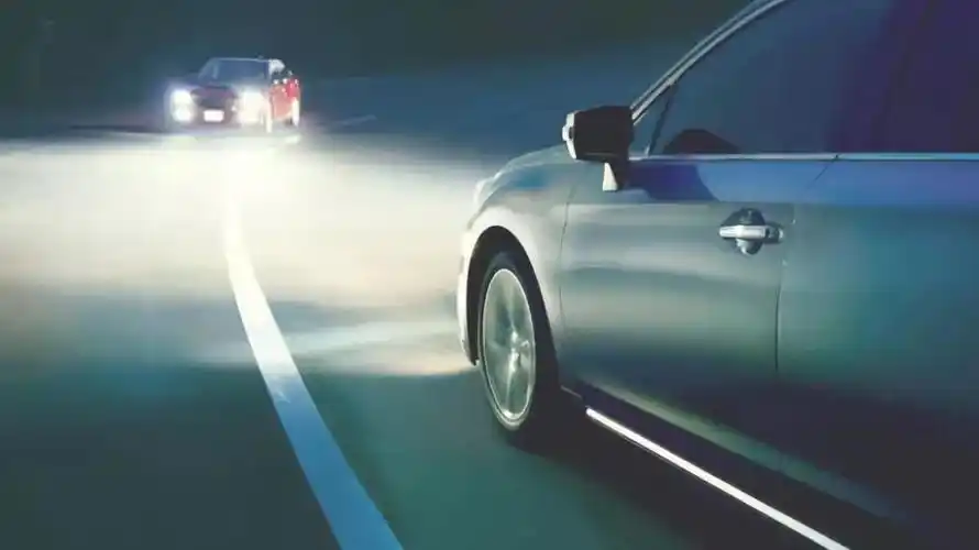 与陌生人的默契大概是从文明使用汽车灯光开始