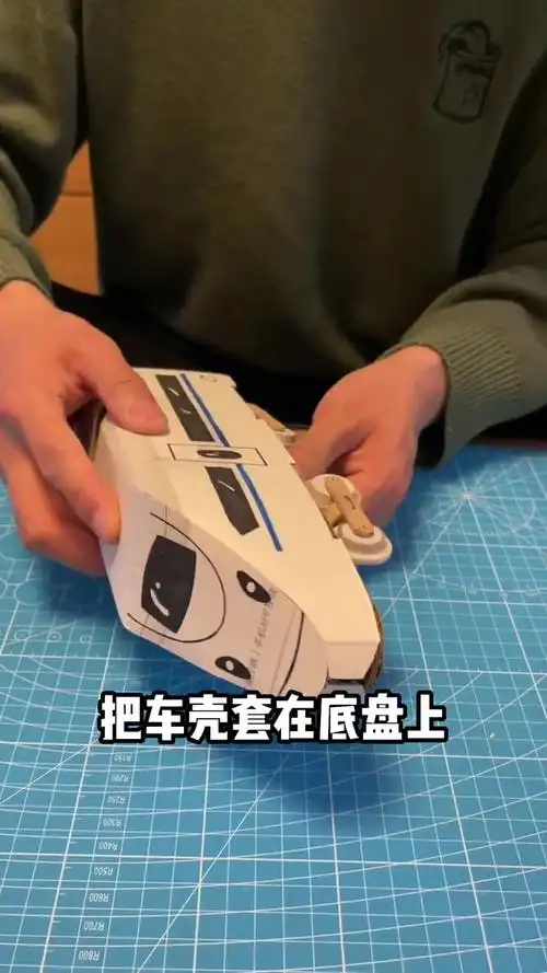 用一个纸盒做个高铁玩具孩子高兴好几天手工