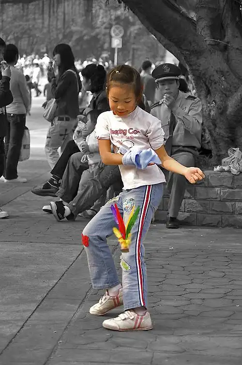 踢毽子的小姑娘--白云山上偷来的