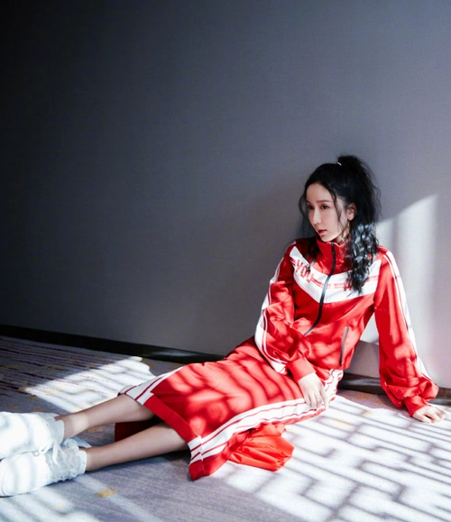 娄艺潇私服更耀眼,运动风炫酷绽放光彩,脏辫是百搭发型