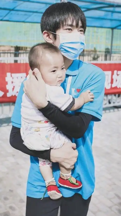 易烊千玺照顾孩子图片有 像爸比一样好温柔