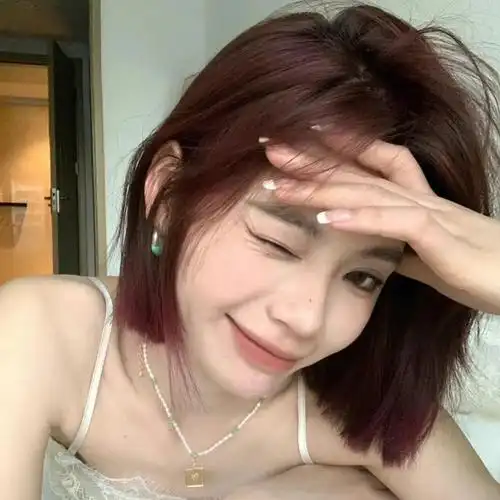 今年爆火的红色暗红色显白发色