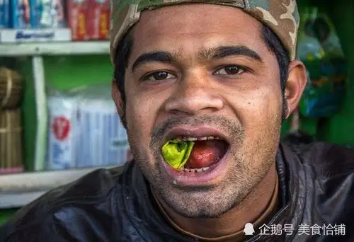 因为槟榔太硬,咀嚼多了就会导致口腔粘膜萎缩,甚至嘴巴变小,张不开嘴