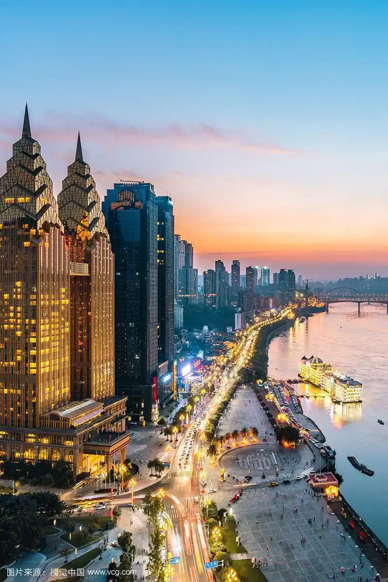 中国重庆长江沿岸金色喜来登高楼高视角夜景风光