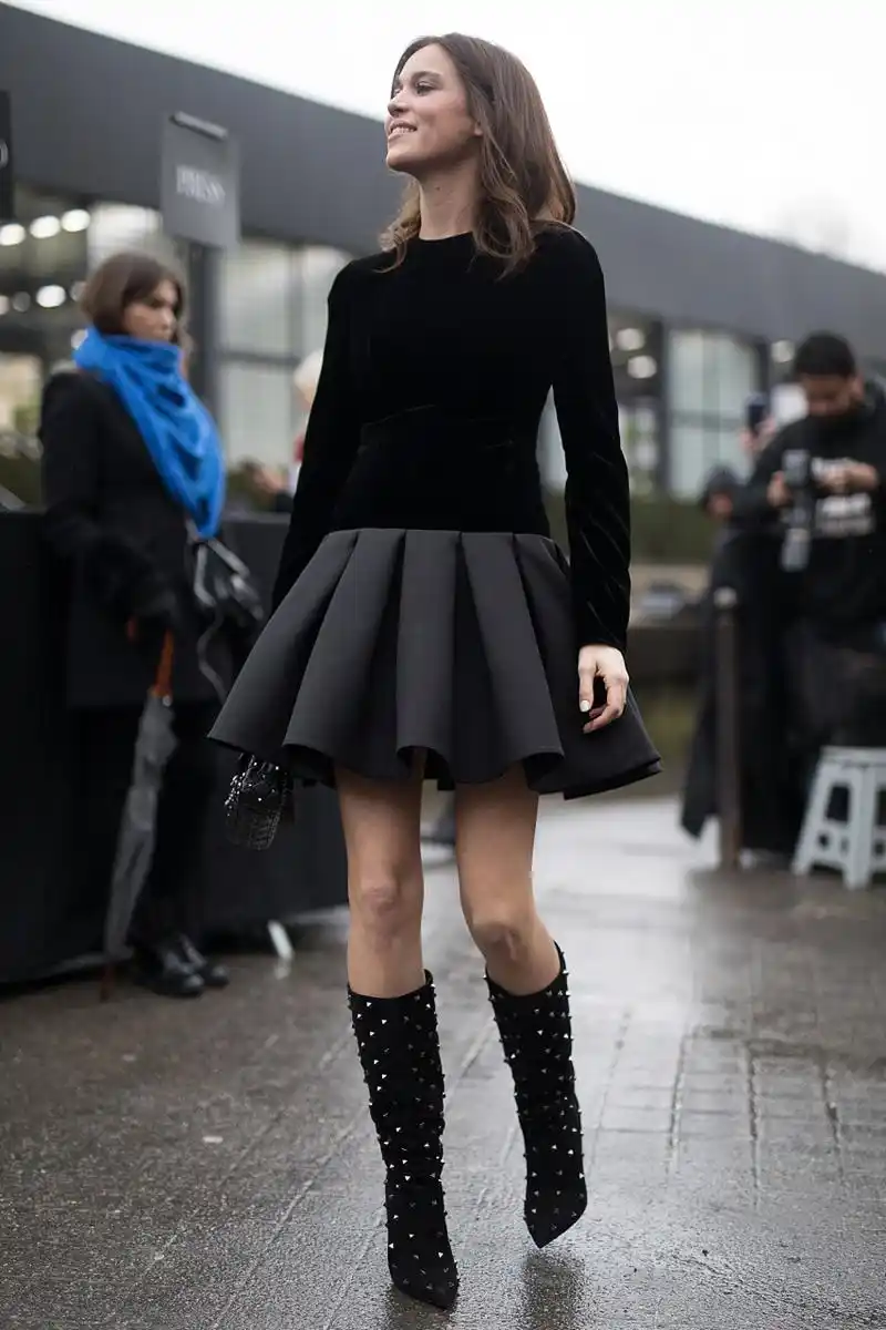 下面,我将从多个角度为大家分享一些关于黑色百褶裙的穿搭经验.