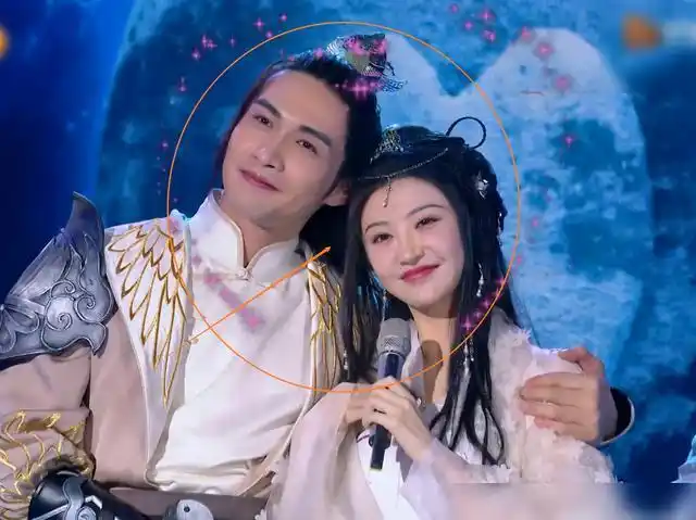 张彬彬景甜合体录综艺不只上演仰卧起坐吻玩游戏还抱得紧紧的