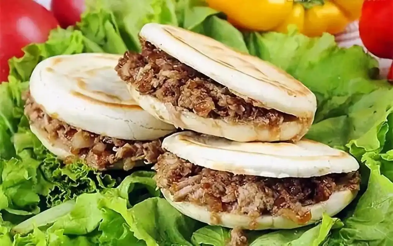 后者与白吉馍不同,其馍焦黄皮酥里嫩.