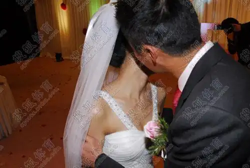 幻灯:宿茂臻大婚激吻新娘 单膝跪地送上大钻戒