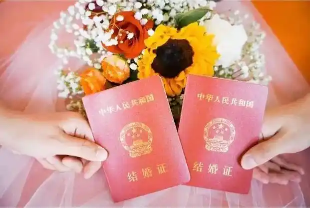 新人晒结婚证 摄影:阿满