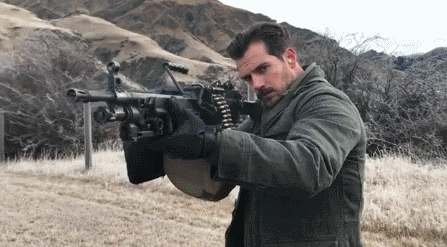 在战场上,轻机枪真能提在手里扫射吗?