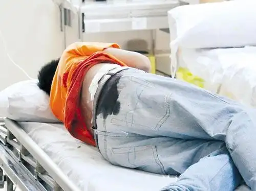 精神病男子骑摩托车追砍路人 10分钟伤11人(图)