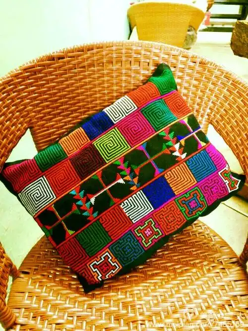 哈尼族全手工刺绣和服装,饰