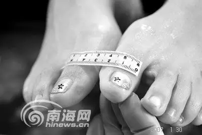 女尸脚趾甲上的图案南海网2月6日消息:一无名女尸漂流海上,至今仍无知