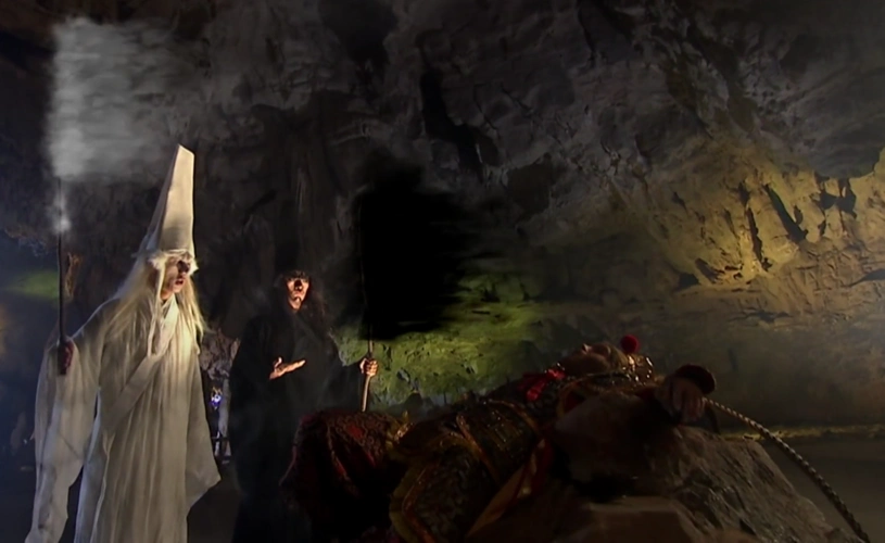 当时孙悟空被黑白无常勾走了魂魄,但是他还有意识,没有听从鬼差的摆布