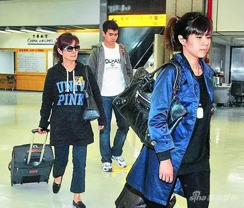 陈鸿烈遗孀徐世荣(左起)昨与儿子,女儿返抵台湾