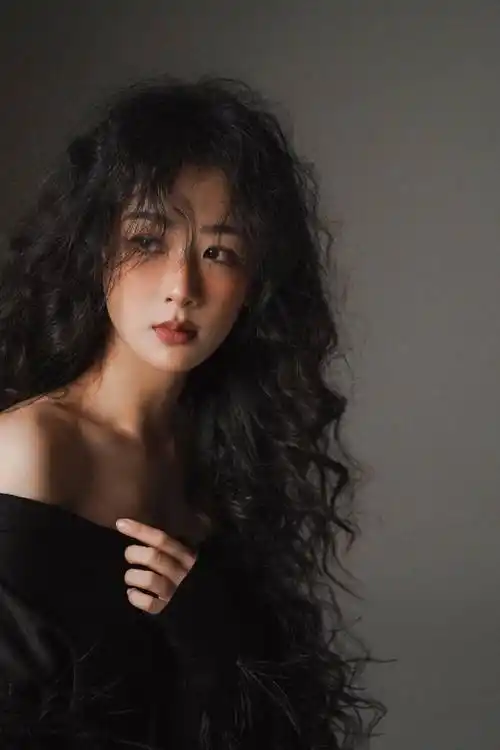 杨紫换了羊毛卷新发型洋气10倍,穿小黑裙拍写真,美得像换了个人_黑色