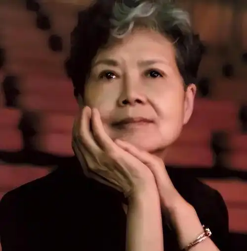 央视第一女主持离世,事业婚姻双全,唯独儿子成她心头永远的痛