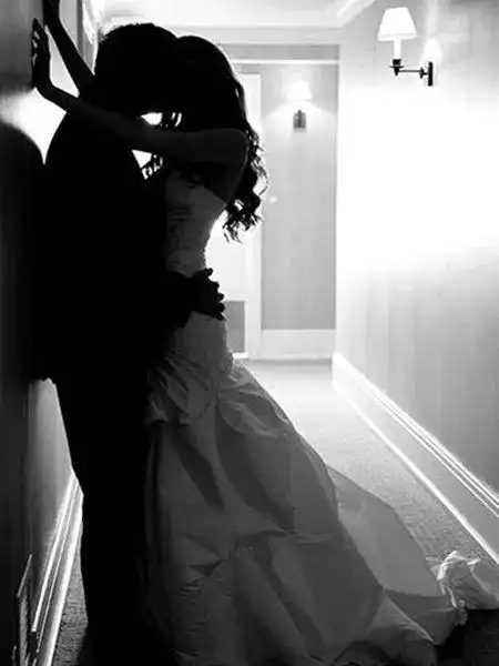 霸气的壁咚式亲吻,男女谁主场都可以,摄影的背景和气氛稍微昏暗一点更