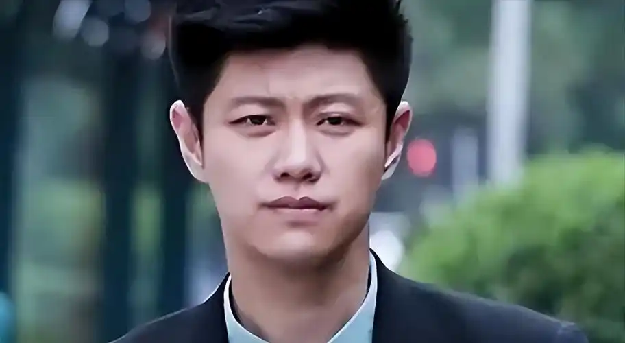 回顾39岁赵荀从李二牛改成花美男他的骨盆用3颗钉子挂在腰上