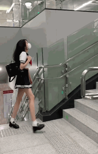 女孩子怎么能长尾巴一字马对男生有吸引力的动态图