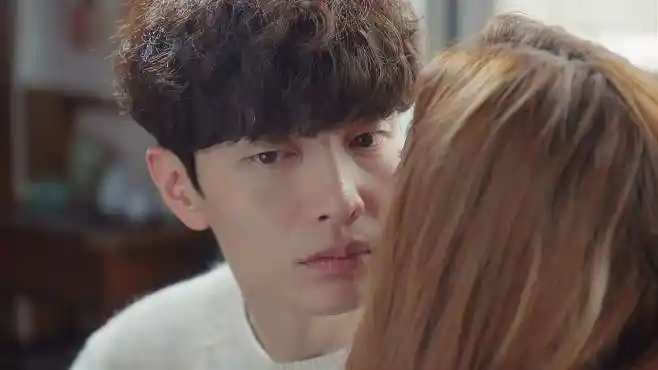 珠仁君:韩雨秀安慰吴珠仁,吴珠仁没忍住吻他,韩