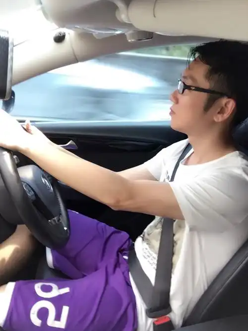 1,睡衣司机男神,严肃的眼神,帅气的开车姿势!