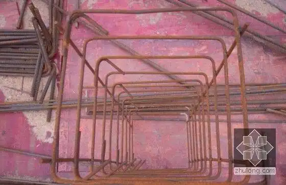 已焊好尚未套进柱内的梁柱节点处的加密箍筋