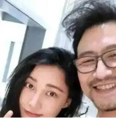 自从汪峰和前任老婆章子怡结束婚姻以来,他的感情生活就成了捧在镁光